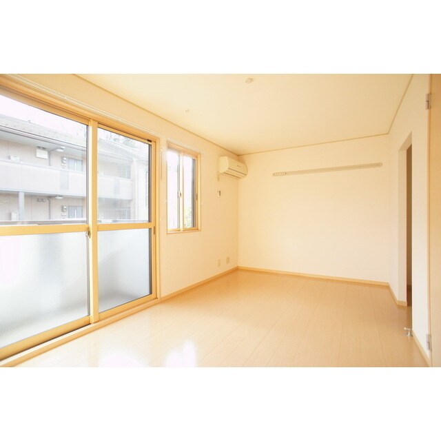 物件内観写真4　(明るい日差しの室内)