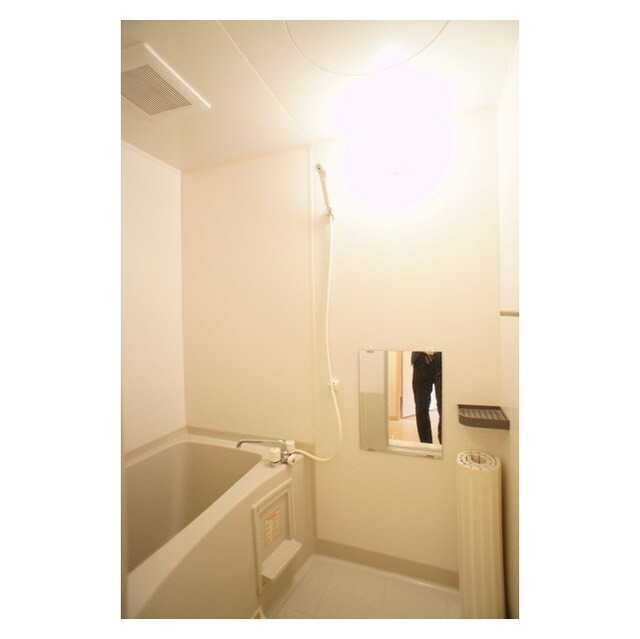 物件内観写真7　(シャンプー棚や鏡も完備)