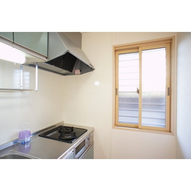 物件内観写真16　(キッチンの窓は換気にも便利です)