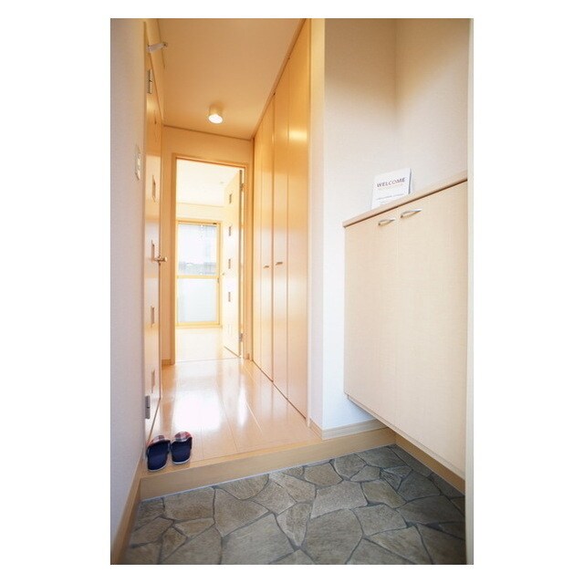 物件内観写真18　(シューズボックス完備の玄関)