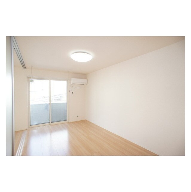 物件内観写真4　(明るい日差しの室内)