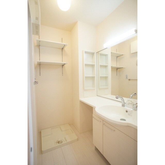 物件内観写真9　(広々とした洗面所)