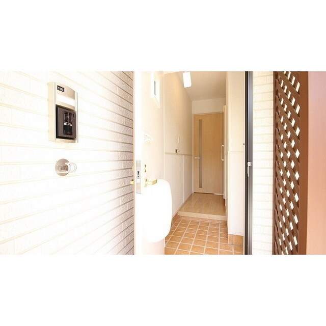 物件内観写真10　(目線が気にならない玄関スペース)