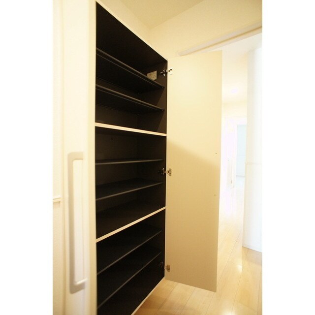 物件内観写真14　(シューズボックス完備の玄関)