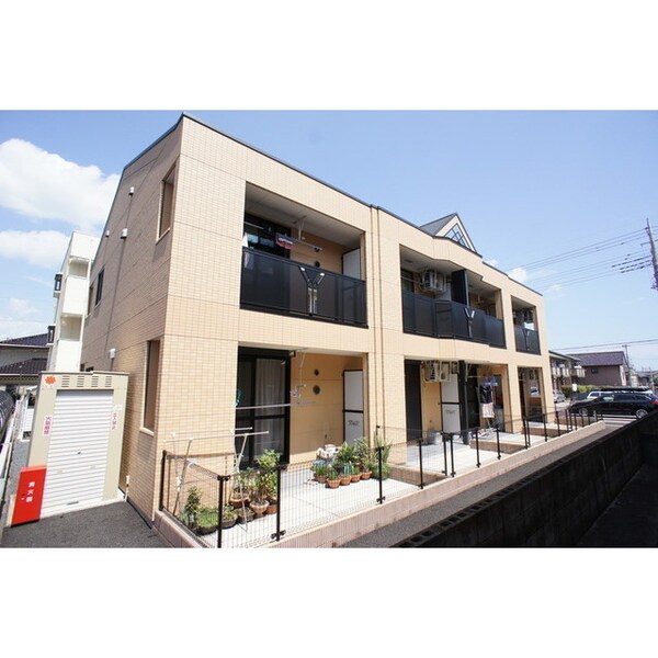 建物外観(敷地の造り込みも好感触です。)