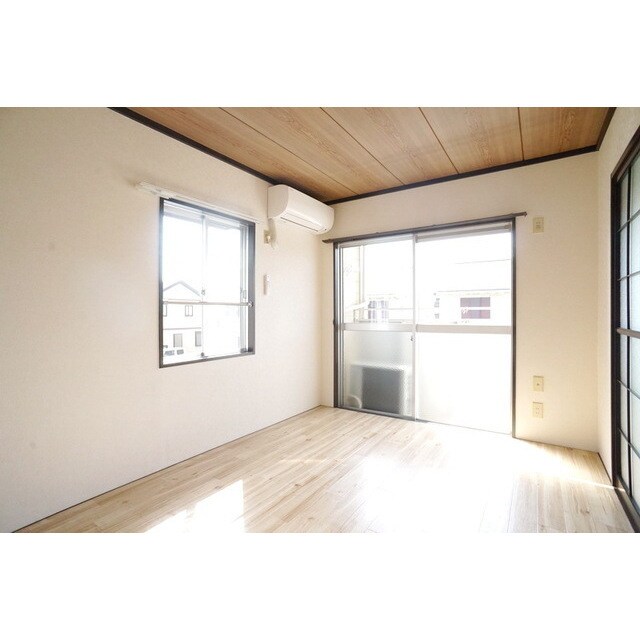 物件内観写真4　(明るい日差しの室内)