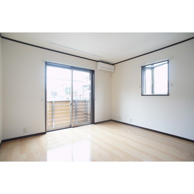 物件内観写真4　(明るい日差しの室内)