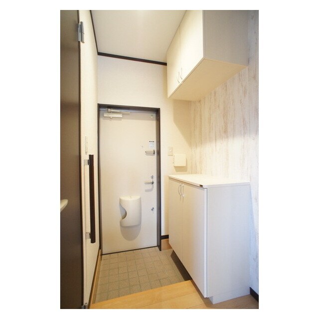 物件内観写真10　(シューズボックス完備の玄関)