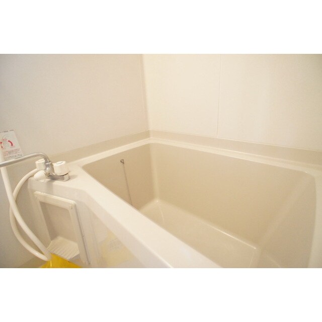 物件内観写真18　(小窓は日中の換気に便利です)