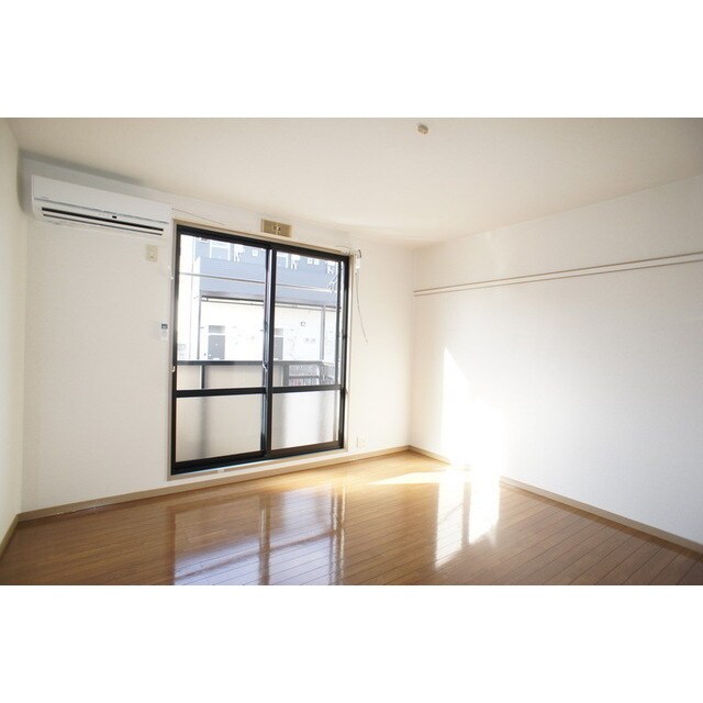 物件内観写真4　(明るい日差しの室内)