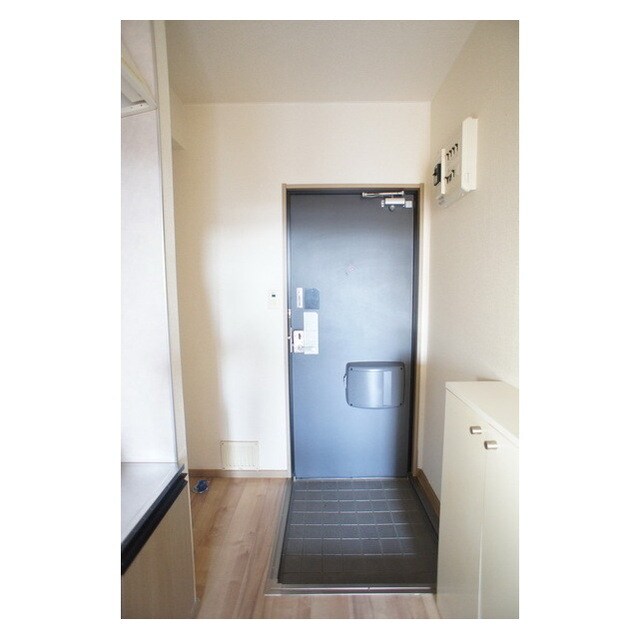 物件内観写真18　(シューズボックス完備の玄関)