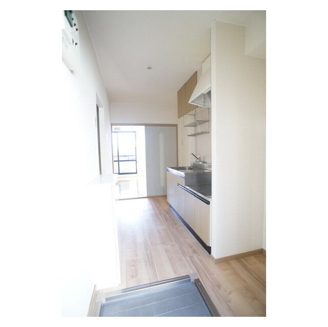 物件内観写真20　(玄関から続くキッチンスペース)