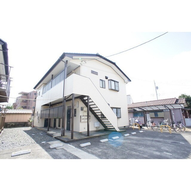 物件外観写真2　(駐輪所や駐車場も余裕あり)