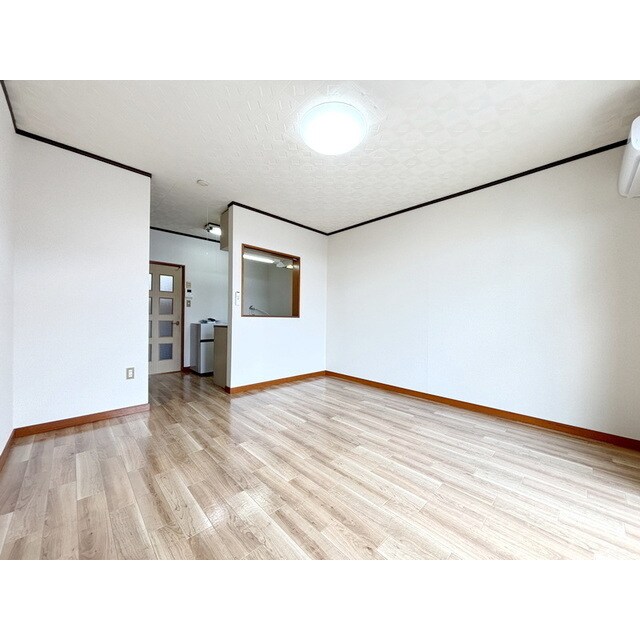 物件内観写真4　(日当たりよい室内)