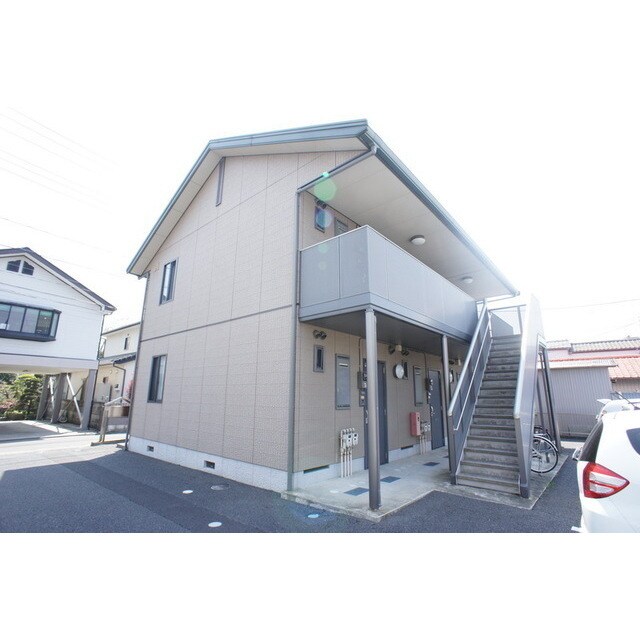 物件外観写真3　(共用灯が多く夜も明るい敷地)