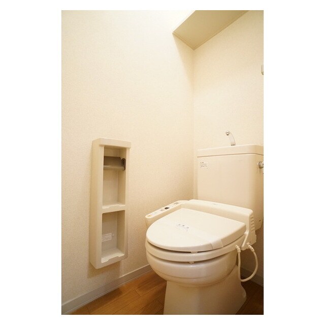 物件内観写真9　(機能的なホルダーや棚も完備。)