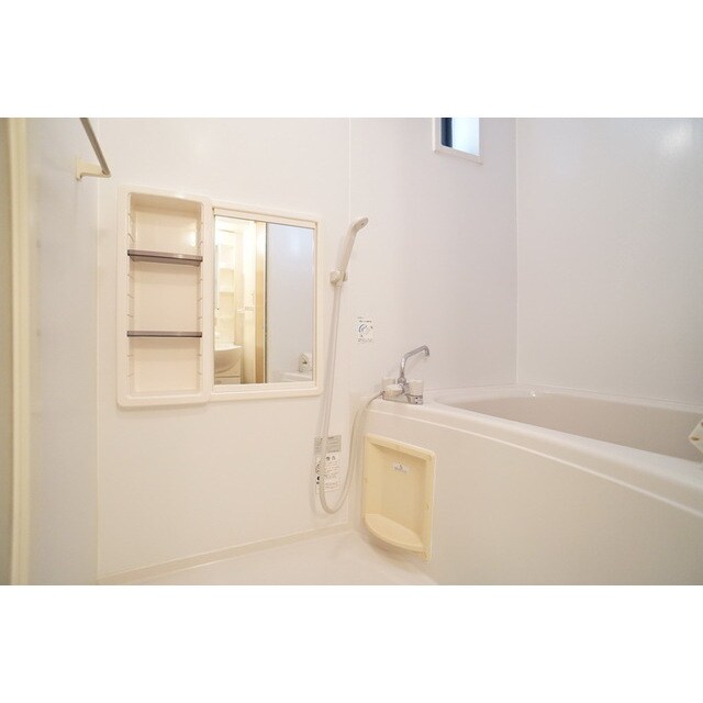 物件内観写真19　(小窓は日中の換気に便利ですね)