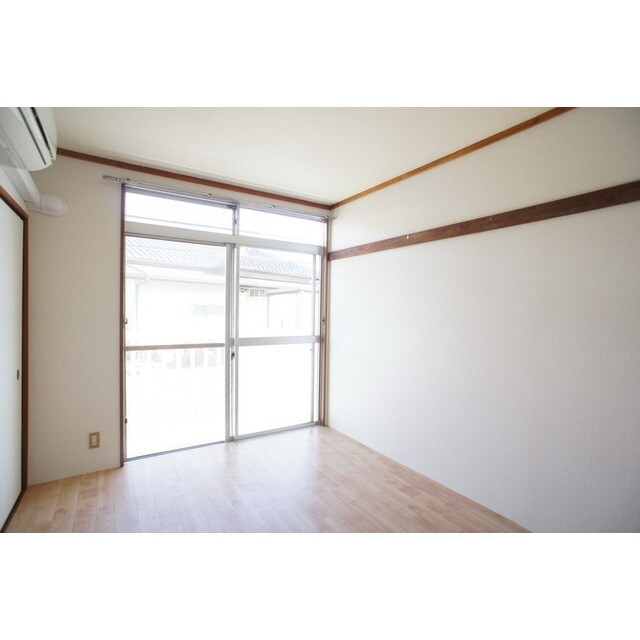 物件内観写真4　(明るい日差しの室内)