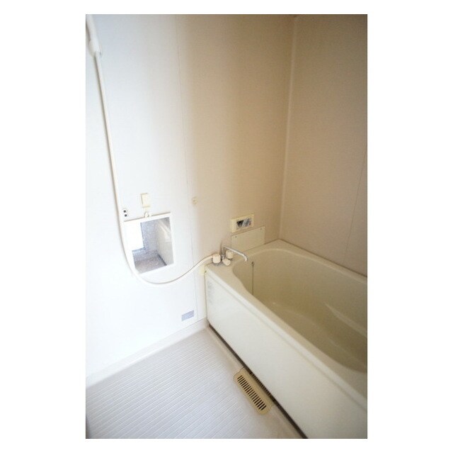 物件内観写真8　(鏡付きバスルーム)