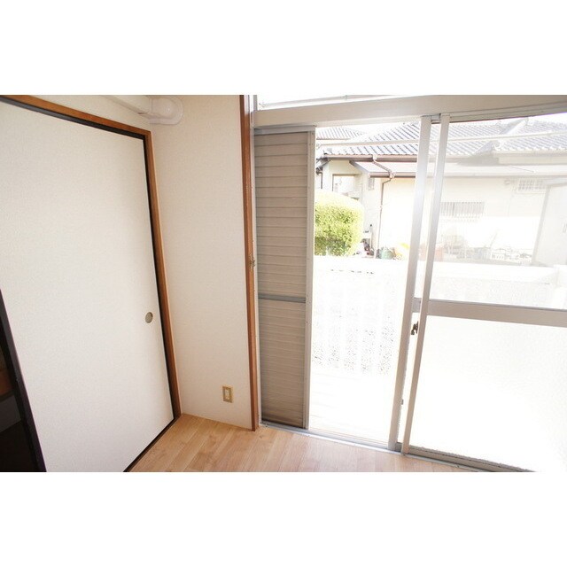 物件内観写真12　(シャッター付きで安心ですね)