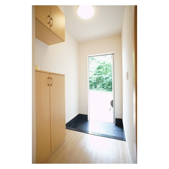 物件内観写真10　(シューズボックス完備の玄関)