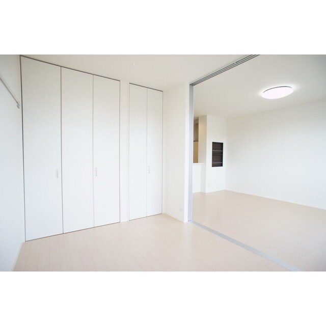 物件内観写真5　(明るい日差しの室内ですね)