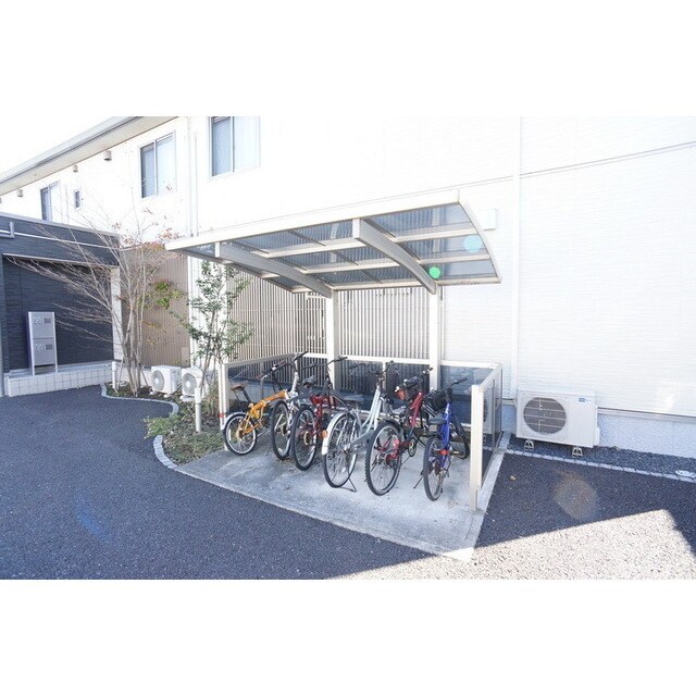物件外観写真3　(屋根付きの共有駐輪場)
