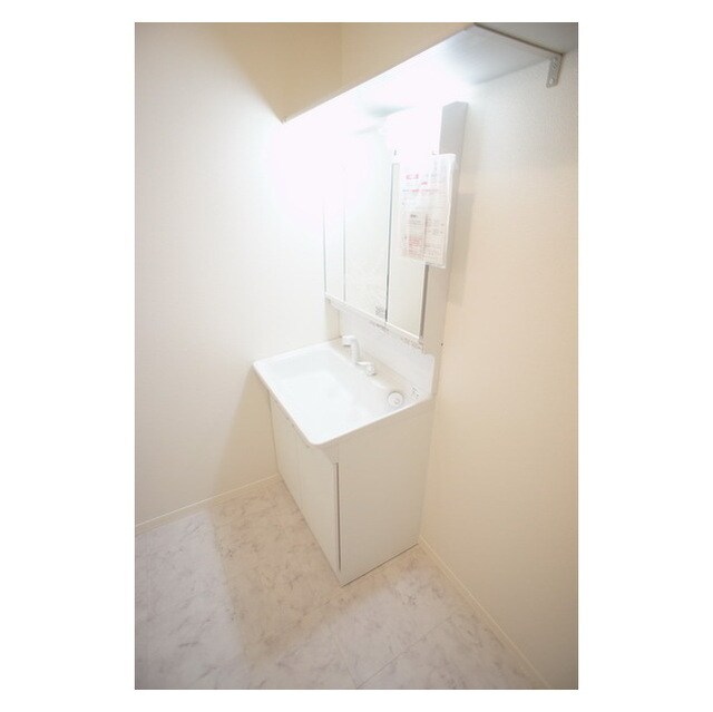 物件内観写真9　(高級感溢れる洗面台)