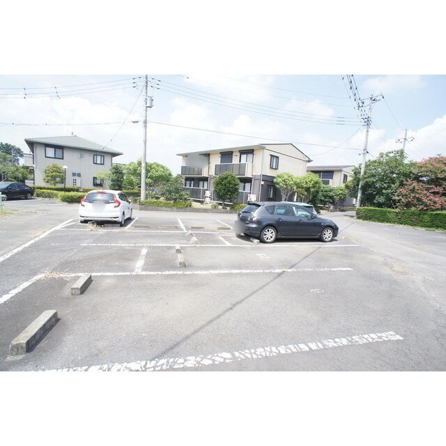物件外観写真2　(敷地が広くて駐車しやすい駐車場)