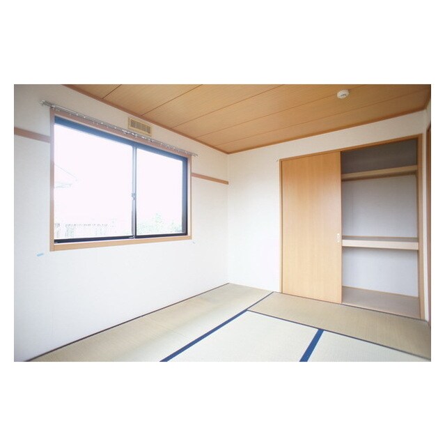 物件内観写真5　(明るい日差しの室内)