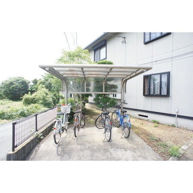 物件外観写真3　(屋根付きの駐輪場)
