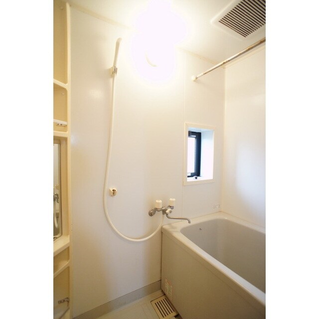 物件内観写真7　(小窓は日中の換気に便利ですね)