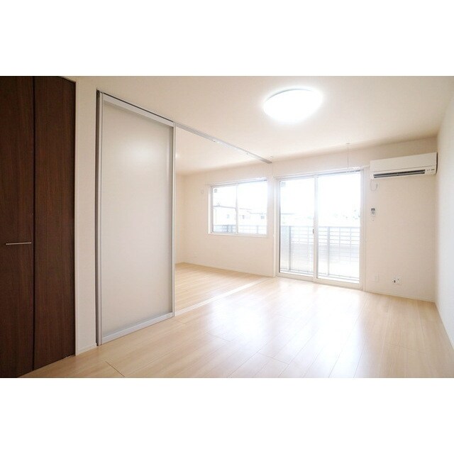 物件内観写真4　(高い天井の室内で随所に気遣いを)