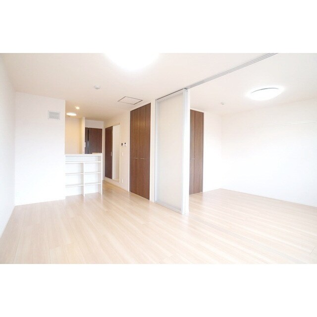 物件内観写真5　(木目調の扉がアクセントの室内)