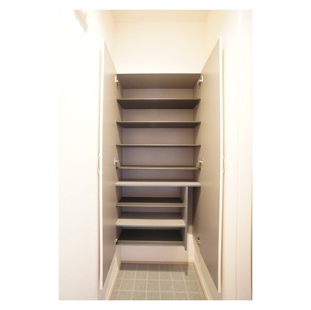 物件内観写真16　(玄関がキレイに片付きますね)