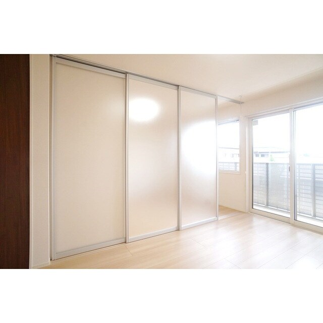 物件内観写真24　(洋室をパーテーション出来ます)