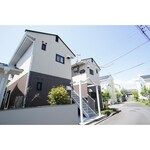 左右振り分けの可愛らしい建物