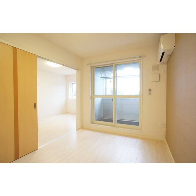 物件内観写真4　(明るい日差しが差し込みます)