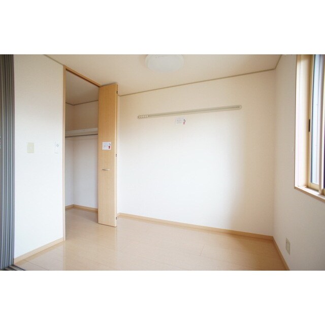 物件内観写真5　(明るい日差しの室内ですね)