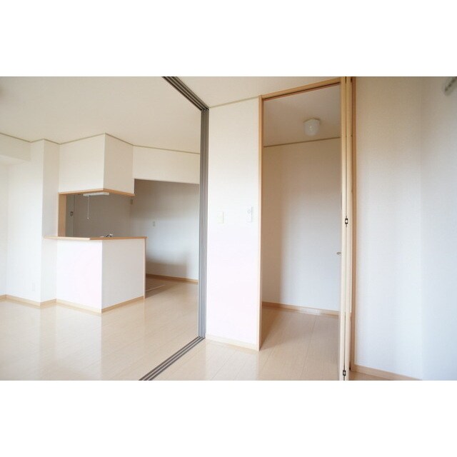 物件内観写真16　(大容量の収納スペースで住空間も)