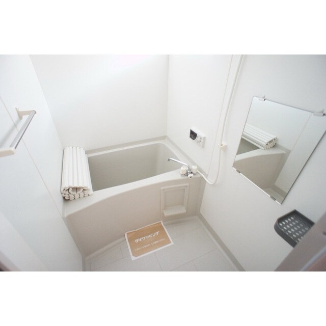 物件内観写真22　(シャンプー棚や鏡も完備)