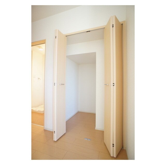 物件内観写真19　(充実した収納を配置)