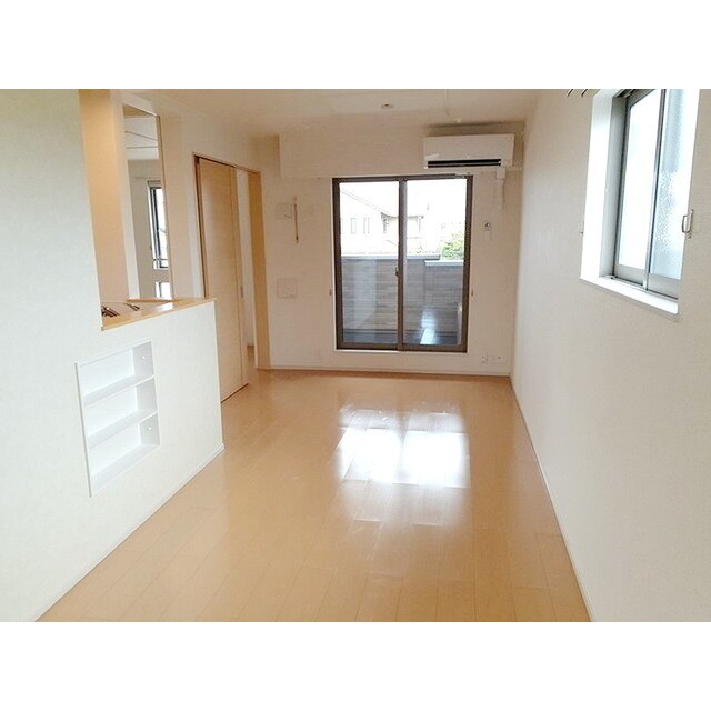 物件内観写真4　(高い天井の室内で随所に気遣いを)