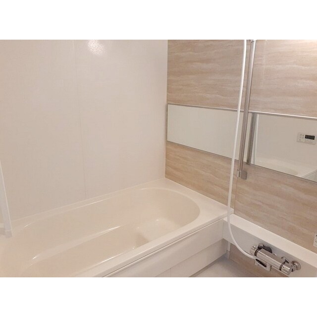 物件内観写真7　(浴室乾燥機完備で雨の日も安心で)