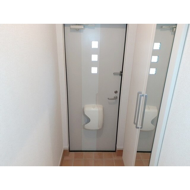 物件内観写真10　(シューズボックス完備の玄関スペ)