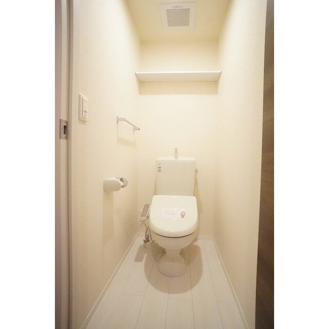 物件内観写真8　(温水洗浄便座・棚･ホルダー完備)