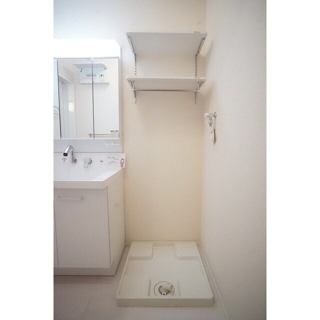 物件内観写真22　(可動式棚のある洗濯機スペース)