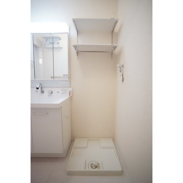 その他設備(可動式棚のある洗濯機スペース)