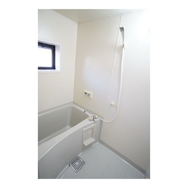 物件内観写真7　(小窓は日中の換気に便利ですね)