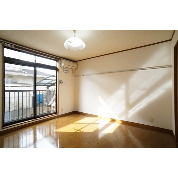 居室・リビング(明るい日差しの室内)